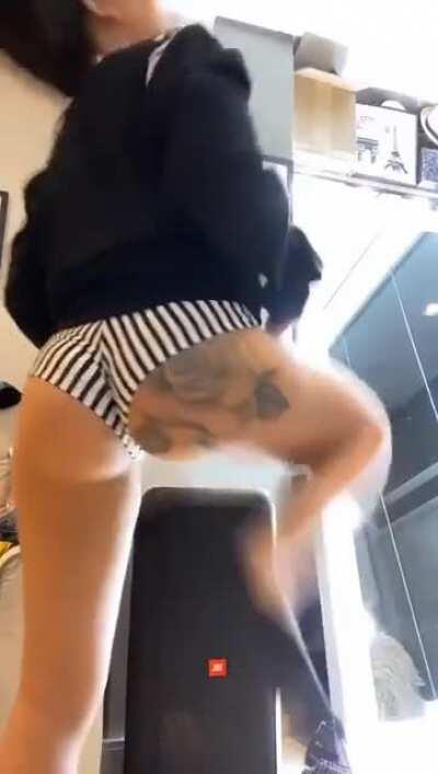 MC Mirella, Rebolando (1/2)