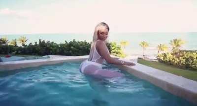 Nicki knows how to ride 🤍