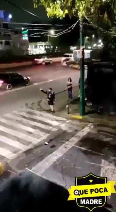 u/sopaparamens mando a golpear con puro TRAPAZO a u/NigtDrivver 😱