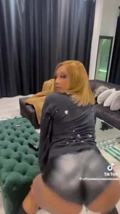 Those 🍑’s are legendary🤤