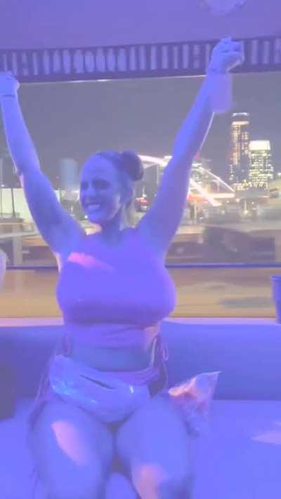 [2b2h] Having fun in the neon disco train