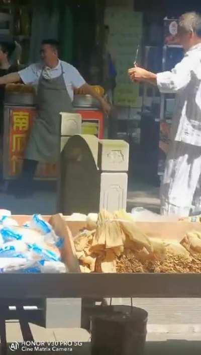 网传成都第四医院围墙塌了，患者们都跑出来了呼吸自由的空气