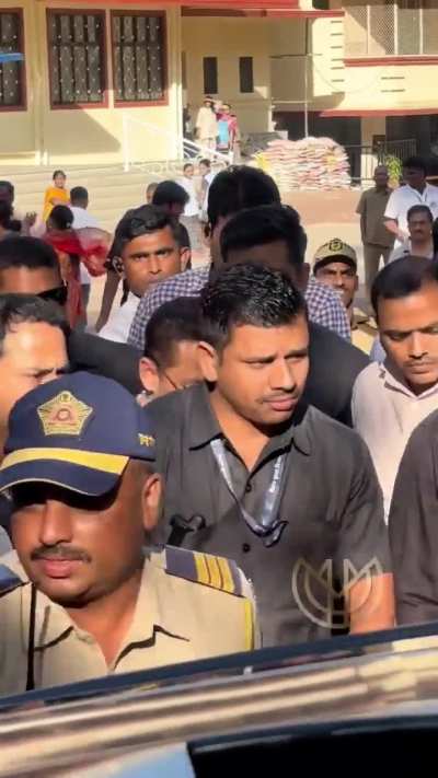 Salman khan post casting his vote in mumbai