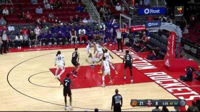 [Highlight] Sengun gets quadruple teamed and threads the needle to Wood for the jam