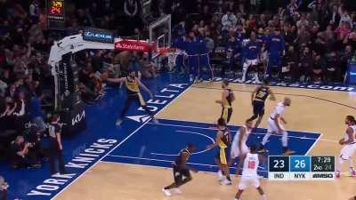 [Highlight] Obi Toppin double clutch slam