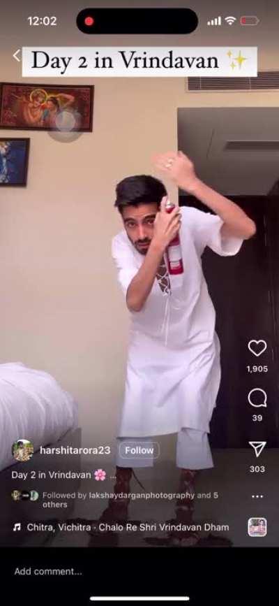 Yeh Kya kapde huye bhai?Did he borrow those footwear from his wife? Yeh log Coachella gaye hain ya vrindawan?