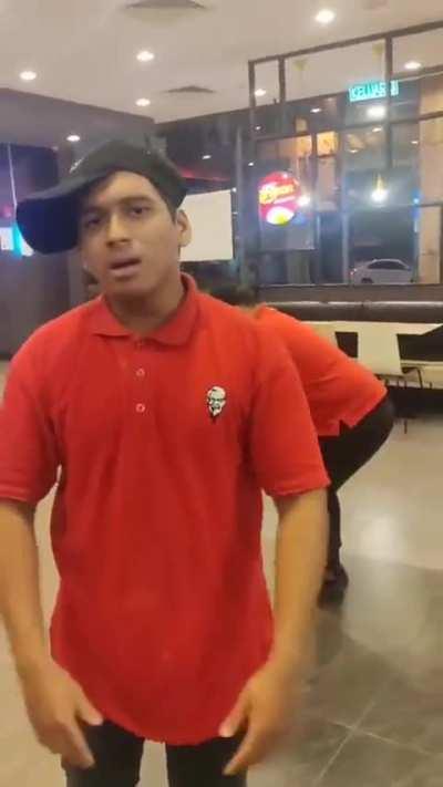 Mcd kena boikot:😭😭😭, kfc: