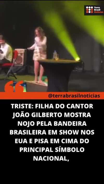Triste: Filha do cantor João Gilberto mostra nojo pela bandeira brasileira em show nos EUA e pisa em cima do principal símbolo Nacional,