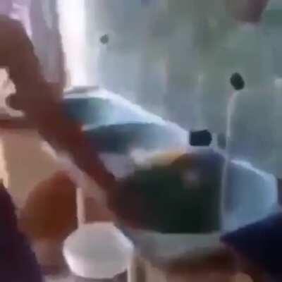 Ta lavando a mão é?