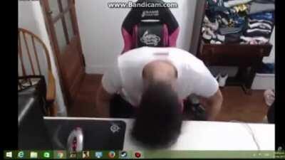 Timmy perdiendo en el fallguys, also la vecina: