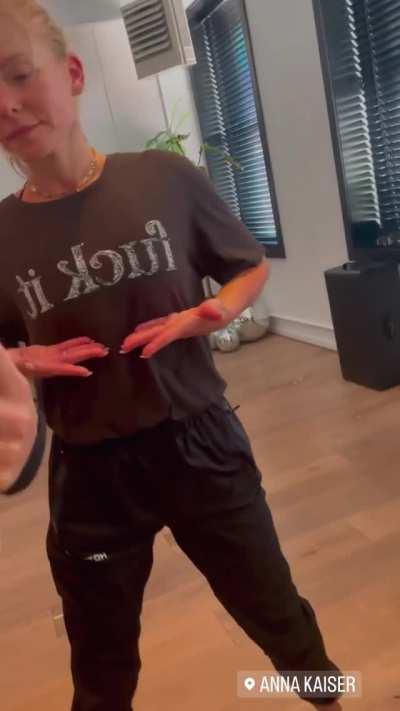 Workout twerk with her trainer Anna Kaiser!