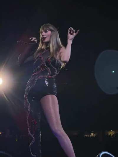 I wish I was Taylor's personal slave 🥵