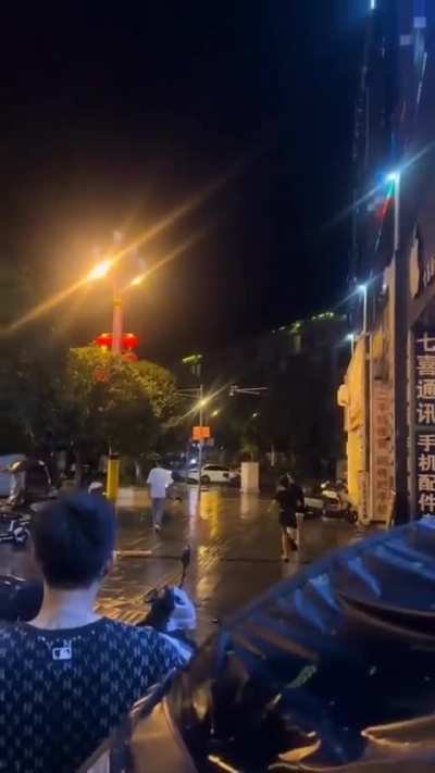 四川乐山，女子手机聊天被男朋友抢去听语音，然后女的发飙了！这是和别人聊了什么不该聊的吗