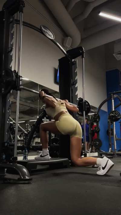 Smith machine reverse lunge