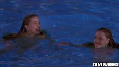 vixen.21.01.02.amber.heard.and.amanda.seyfried [nsfw scene teaser]