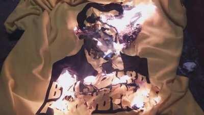 Meu avô perdeu mais um amigo e pediu pra que eu colocasse fogo e mostrasse para as pessoas da internet