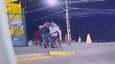 Policial, FARDADO, sendo assaltado....