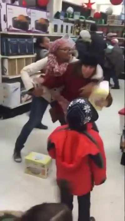 Woman steals from kid during Black Friday