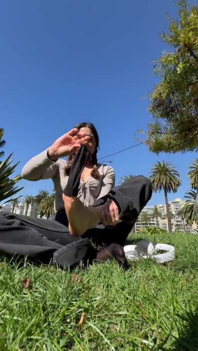 Hope you’re having a great weekend 🫶🏻 mine started today 🌞 👣 barefoot