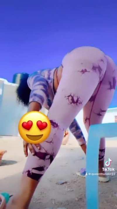 Shake your pam pam (@1queenthunder)