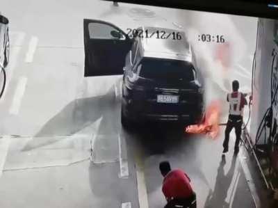 Guy didn’t panicked and his Presence of mind saved the girl. Kudos to patrol station workers to take control on fire. (Attacker still unified and escaped scene)