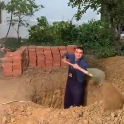 Saddam Hüseyin olayını anlatıyorum bir daha sormayın. Eski Irak cumbaşkanı ve saklandığı gizli yeri ifşa olmuş şemasını çizmişler onun üzerinden meme yapıyorlar olay bu artık anlattığım için komik gelmiyor