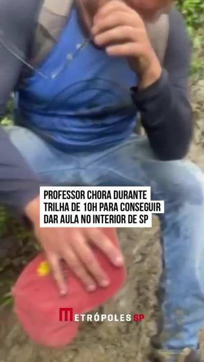 Professor chora durante percurso de 10 horas pra chegar na escola