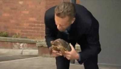 Когда нет ножниц, но церемонию открытия нужно начинать