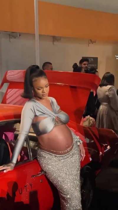 Rihanna pregnant