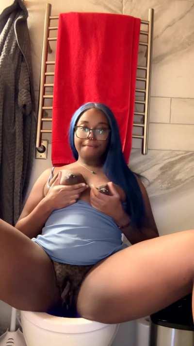 I can pee and lactate at the same time 😉