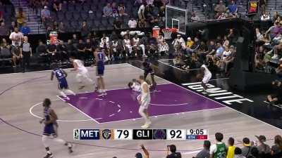 [Highlight] Victor Wembanyama posterizes a man