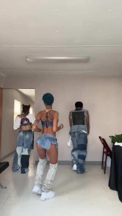 love how she move that lil thang😩