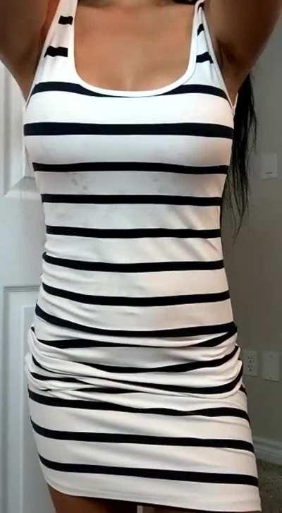 I'm sweating through my dress its so hot 😏