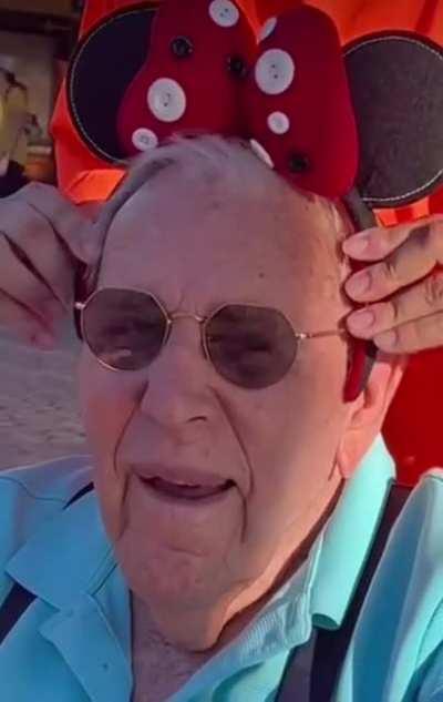 Generous man takes stranger to disneyland (not OC) 💜
