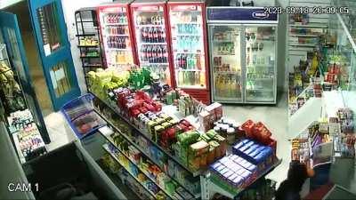 La Plata: Chorros intentaron afanar un autoservicio blindado pero el comerciante activó la alarma y se escondió detrás del vidrio