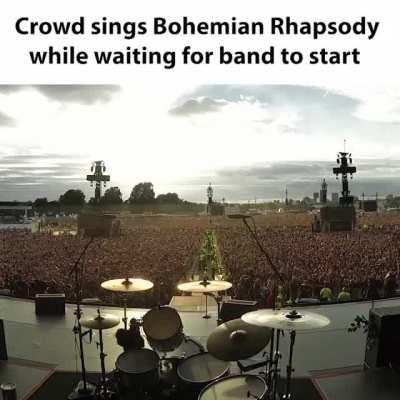 La multitud cantando Bohemian Rhapsody esperando que empiece Green Day (Hyde Park 2017)