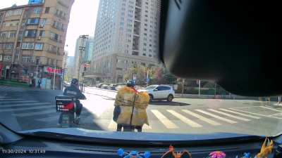 辽宁大连，估计司机也是被阳光晃了眼没看见行人才酿成车祸，大爷倒地后口鼻流血，希望人没事