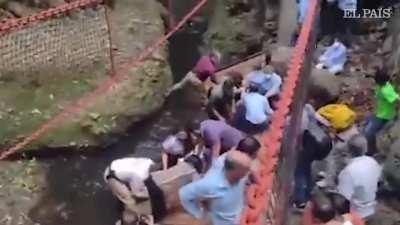 PUENTE COLGANTE colapsa en CUERNAVACA durante REINAGURACIÓN | EL PAÍS