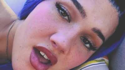 cant resist her charme