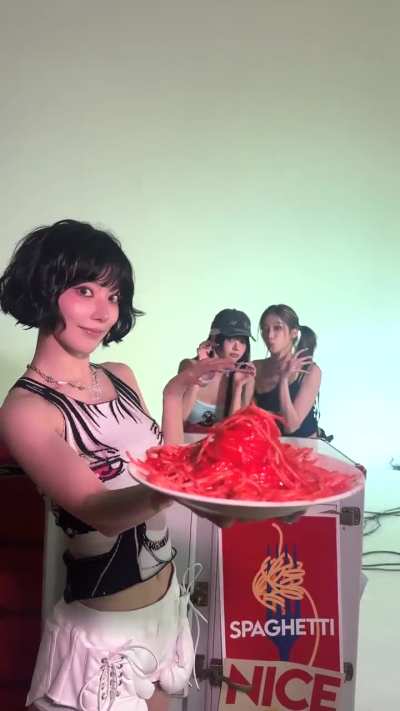 251013 LE SSERAFIM TikTok Update with Miyawaki Sakura (feat. Kazuha & Hong Eunchae)