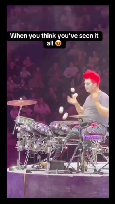 Performer shows off insane juggling and drumming simultaneously 🤯