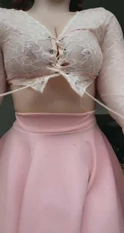 Smol waist, perky titties