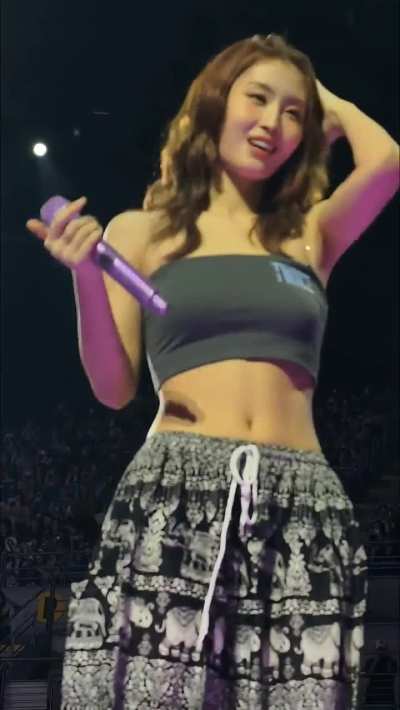 251213 Gorgeous Momo flexing abs 🔥