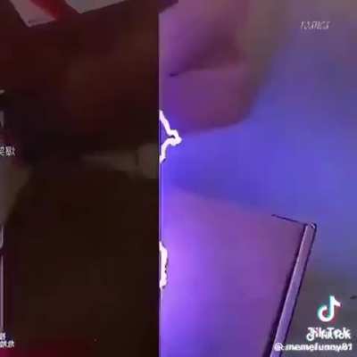 Se viene el verano y yo pensando en la nueva plaga de mosquitos rojos q lanzan para combatir al dengue,por q todo me lleva a un capítulo de los simpsons? Wen diaa