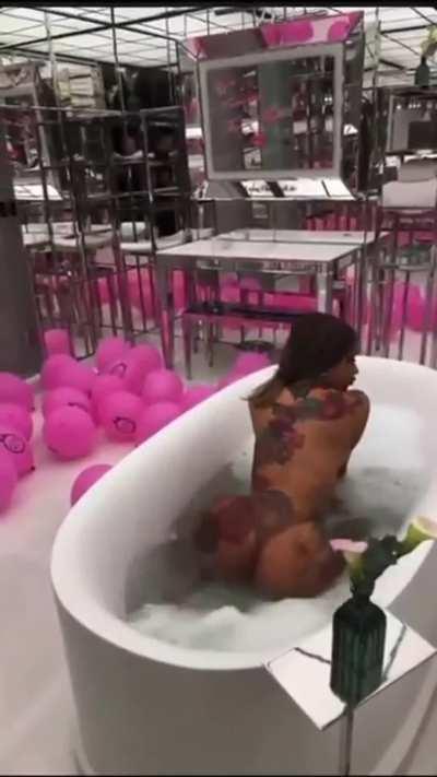 Imagine Cardi doing this to you