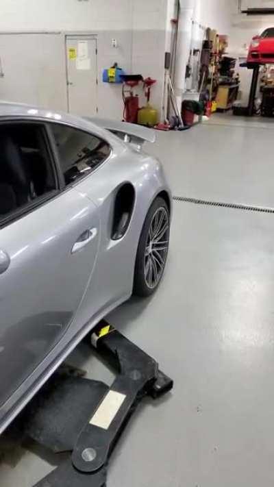 Calibrating rear axle steering on a 911 turbo