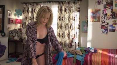 Julie Bowen: Modern Family S01E13 (Bra and Panties)