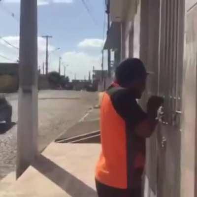 não chamar o galo cego de galo cego