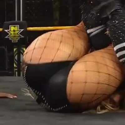 Toni Storm’s jiggly ass