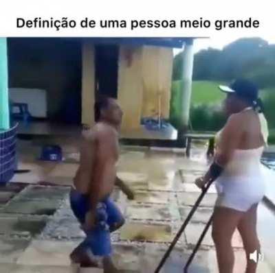 Uma figura manca interrompe o seu caminho